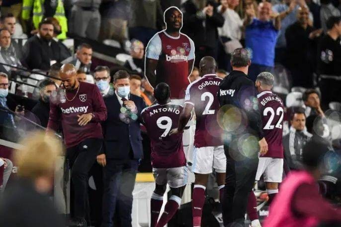  纽卡斯尔三连胜登顶英超，巴黎锋霸斩获MVP  