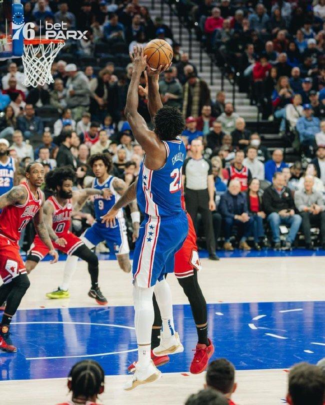  恩比德统治攻防两端76人双加时险胜篮网迎四连胜